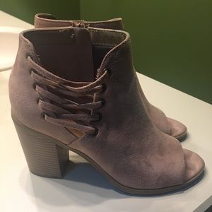Great condition size 9 open toe mauve booties.